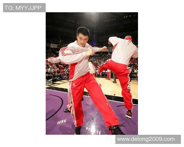 姚明霸气拉手瞬间引发全场欢呼展现巨星风范与体育精神