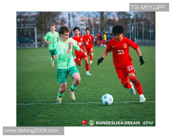 男孩奋力追逐足球明星巴士的感人故事与梦想之旅